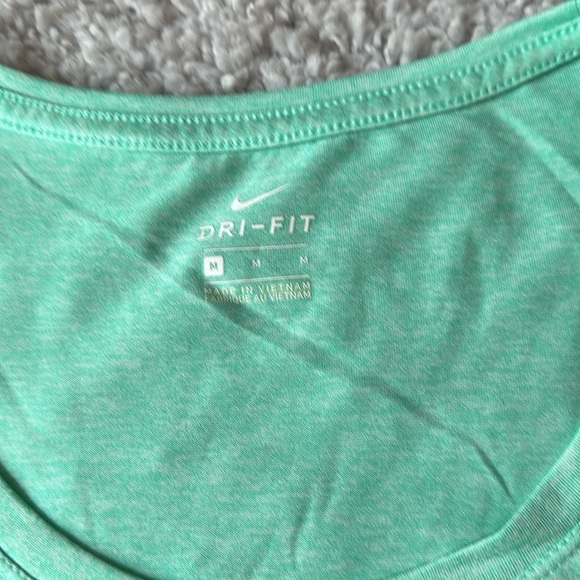 Nike Dri-Fit Women’s Short Sleeve Shirt Size Medium - Picture 3 of 5